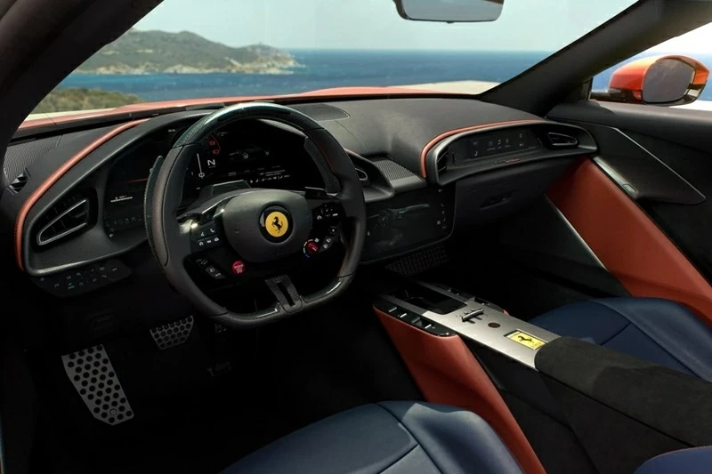 Ferrari Amalfi Spider vẫn trung thành với bố cục “dual cockpit” đặc trưng, tạo sự tách biệt rõ ràng giữa vị trí người lái và hành khách phía trước. Ferrari Amalfi Spider vẫn trung thành với bố cục “dual cockpit” đặc trưng, tạo sự tách biệt rõ ràng giữa vị trí người lái và hành khách phía trước.