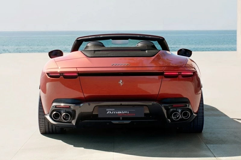 Amalfi Spider vẫn giữ trọn “chất” hiệu năng khi sử dụng động cơ V8 tăng áp kép đặt trước, cho công suất 640 mã lực. Amalfi Spider vẫn giữ trọn “chất” hiệu năng khi sử dụng động cơ V8 tăng áp kép đặt trước, cho công suất 640 mã lực.