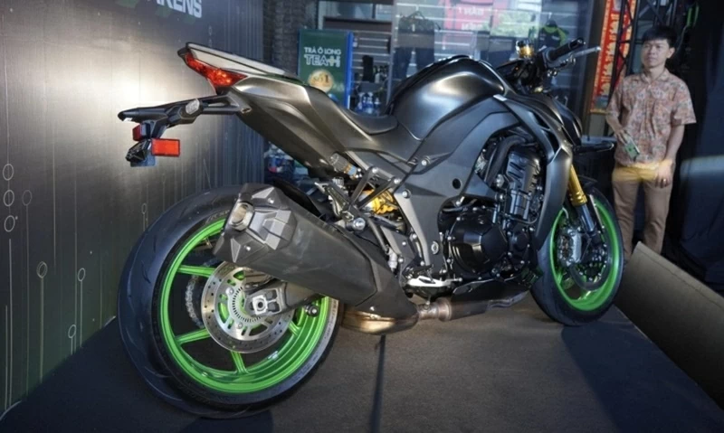 So với Z1000 trước đây, Kawasaki Z1100 SE ABS hầu như không thay đổi về kích thước tổng thể.