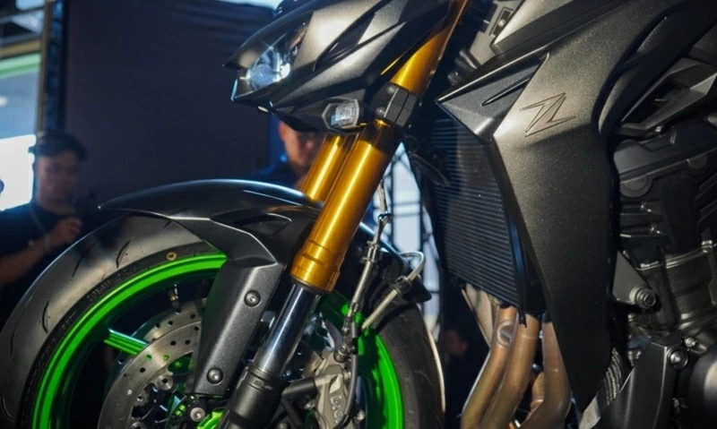 Kawasaki Z1100 SE ABS sở hữu phuộc trước hành trình ngược Showa và giảm xóc sau Ohlins cao cấp. Kawasaki Z1100 SE ABS sở hữu phuộc trước hành trình ngược Showa và giảm xóc sau Ohlins cao cấp.