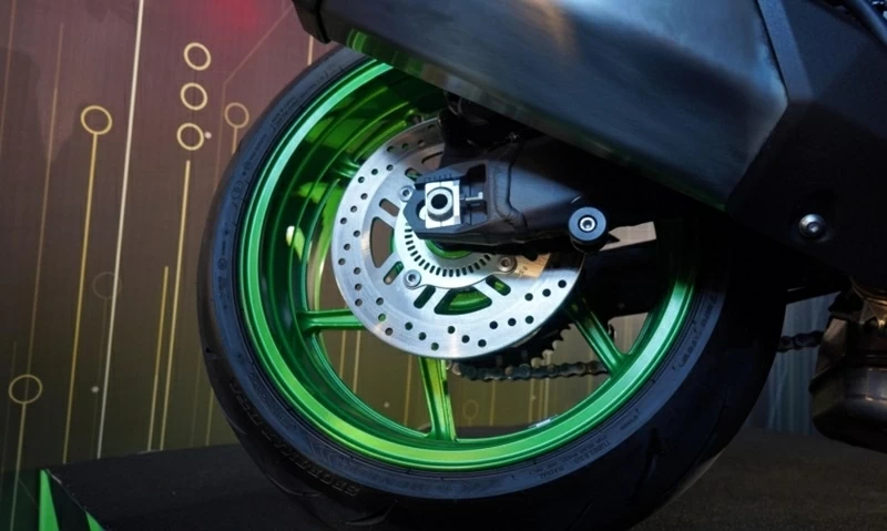 Hệ thống phanh trước sử dụng đĩa đôi kết hợp kẹp phanh Brembo, trong khi phía sau là đĩa đơn.