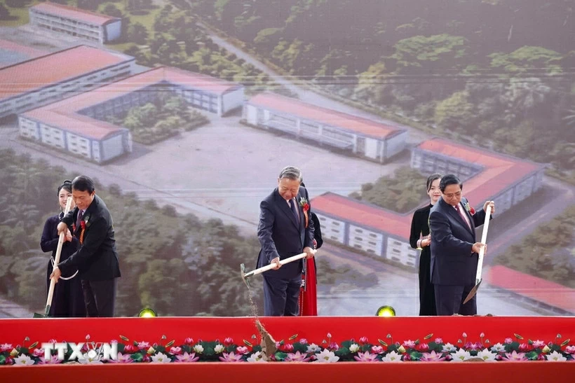 Tổng Bí thư: Đưa Trường Phổ thông nội trú thành cột mốc mềm về giáo dục vùng biên