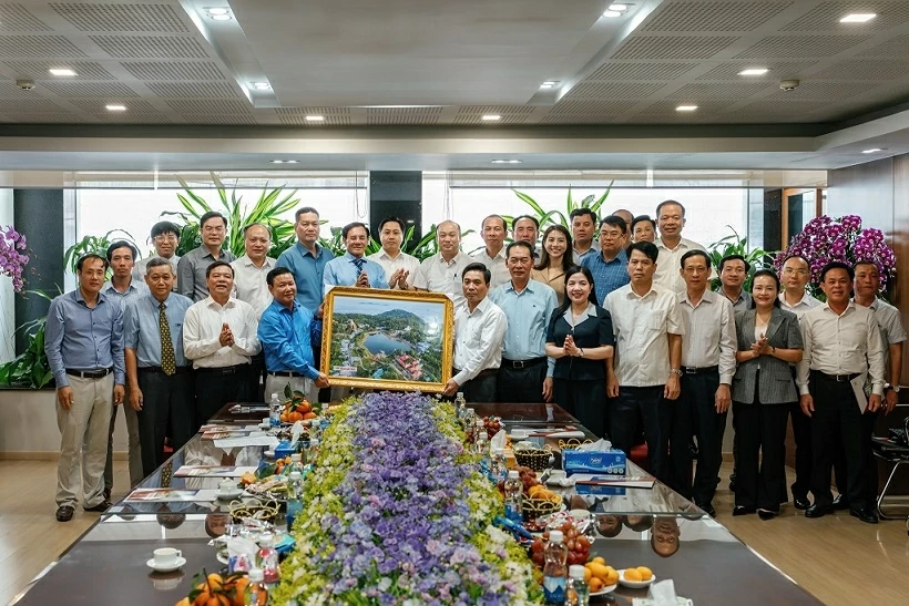 Lãnh đạo Tập đoàn Sao Mai trao tặng bức tranh lưu niệm cho Đoàn công tác tỉnh Thanh Hóa thể hiện sự thắt chặt mối quan hệ hợp tác đầu tư.