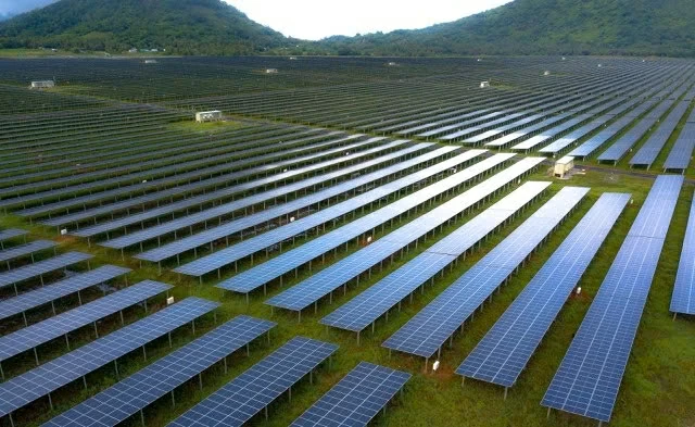 Nhà máy Điện mặt trời Sao Mai (An Giang) kết hợp hài hòa giữa công nghệ hiện đại và cảnh quan thiên nhiên.
