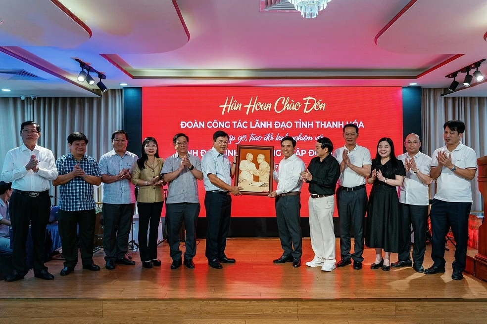 Bí thư Tỉnh ủy Thanh Hóa nhận quà lưu niệm từ lãnh đạo tỉnh An Giang, thắt chặt mối quan hệ hợp tác giữa hai địa phương và doanh nghiệp.