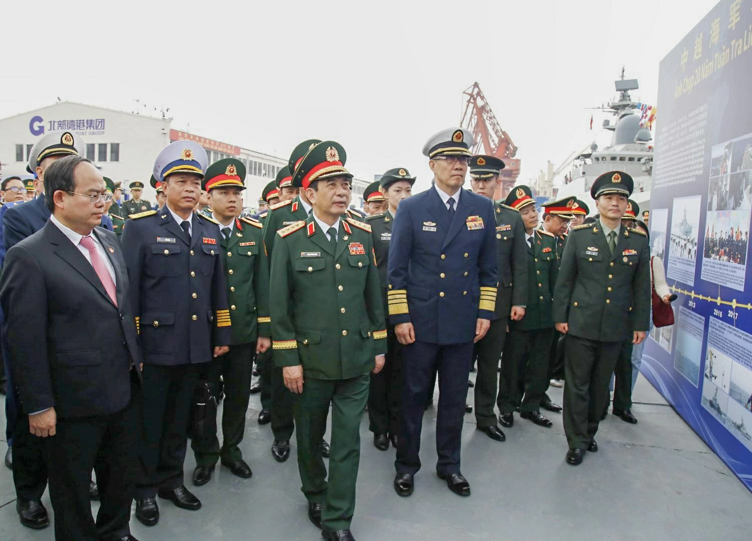 Hai Bộ trưởng tham quan khu trưng bày hình ảnh về các chuyến tuần tra liên hợp trước đây giữa Hải quân hai nước.