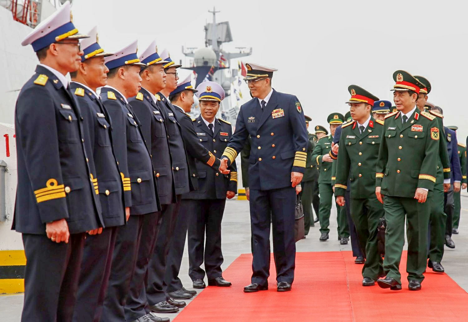 Cán bộ, chiến sĩ Tàu 015 và đoàn công tác Hải quân nhân dân Việt Nam đón Thượng tướng Đổng Quân