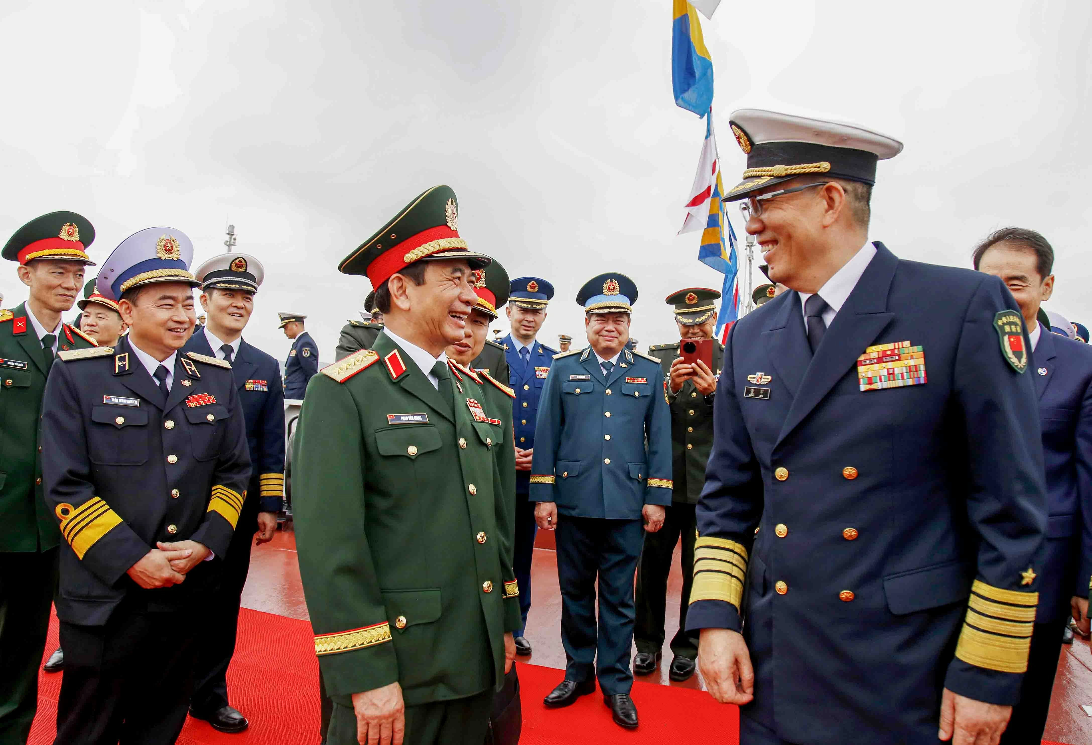 Hai Bộ Trưởng trao đổi khi tham quan Tàu 015