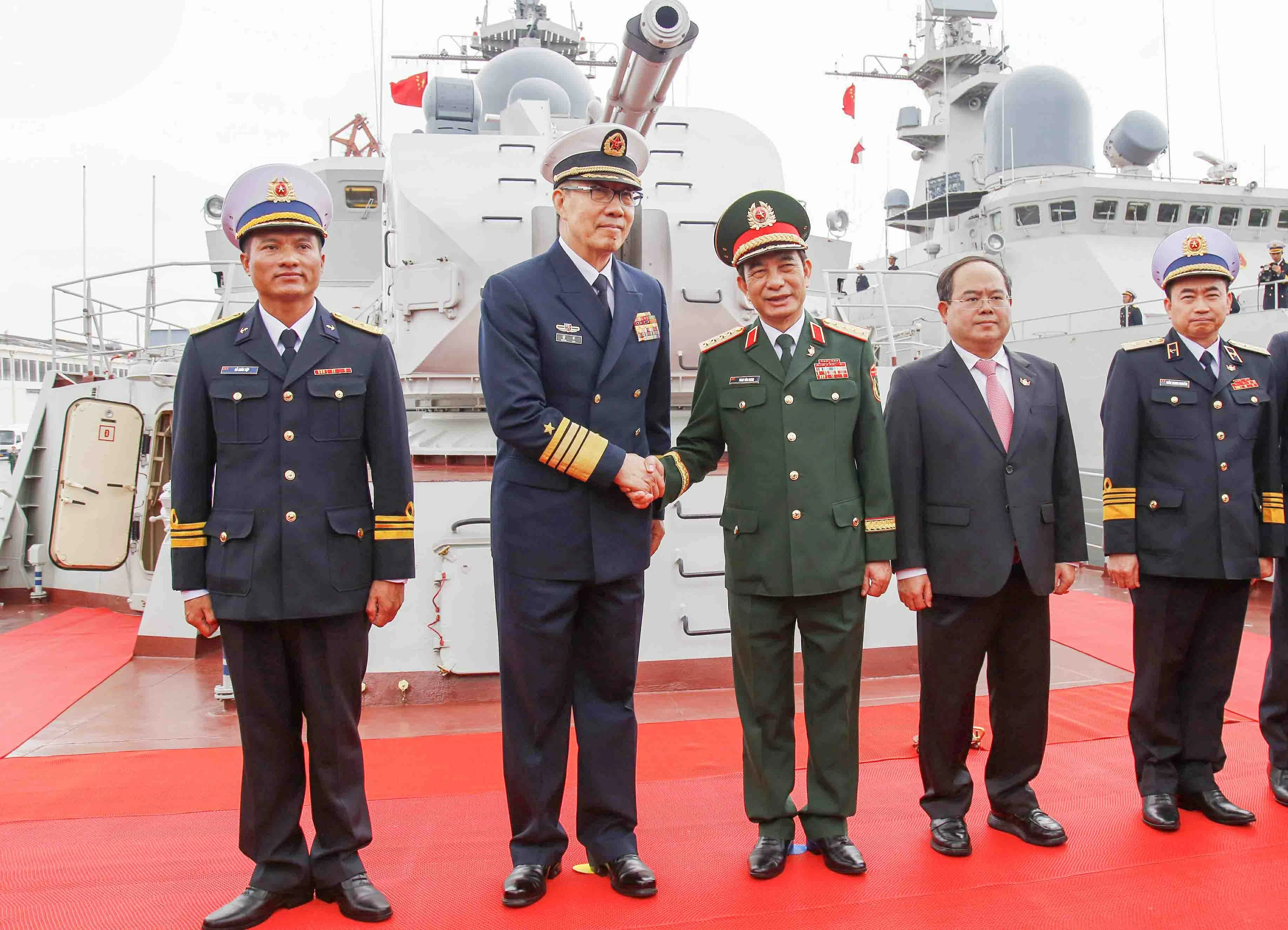 Bộ trưởng Quốc phòng hai nước và các đại biểu chụp ảnh lưu niệm trên Tàu 015