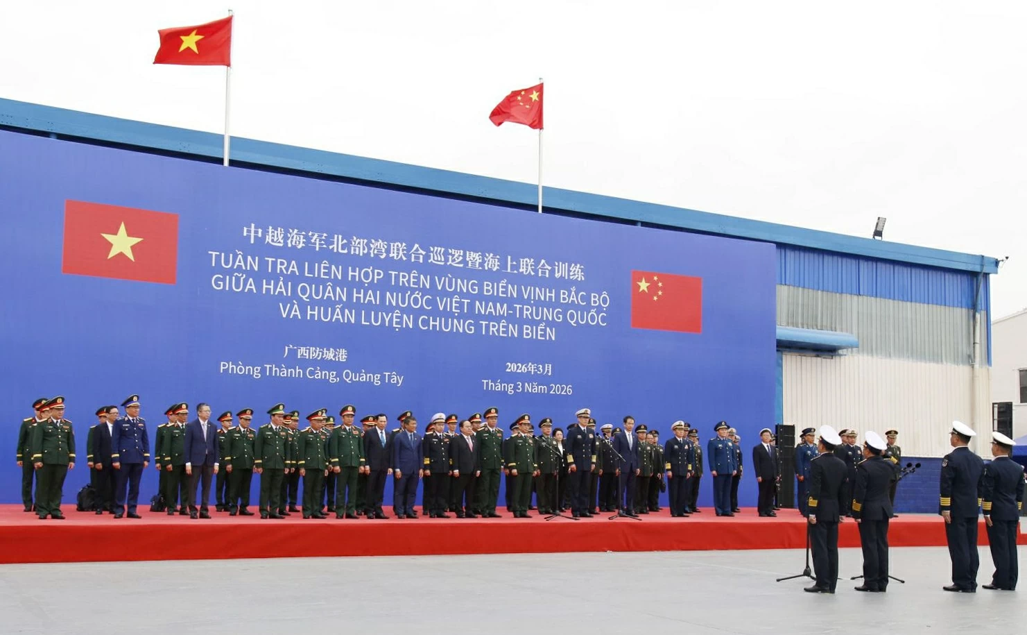 Chỉ huy hai Biên đội báo cáo Bộ trưởng Bộ Quốc phòng hai nước và xin chỉ thị rời cảng thực hiện nhiệm vụ.