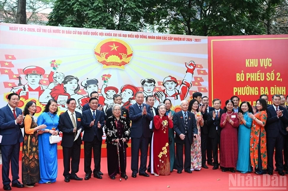 Ng&agrave;y hội non s&ocirc;ng v&agrave; trọng tr&aacute;ch trước Nh&acirc;n d&acirc;n