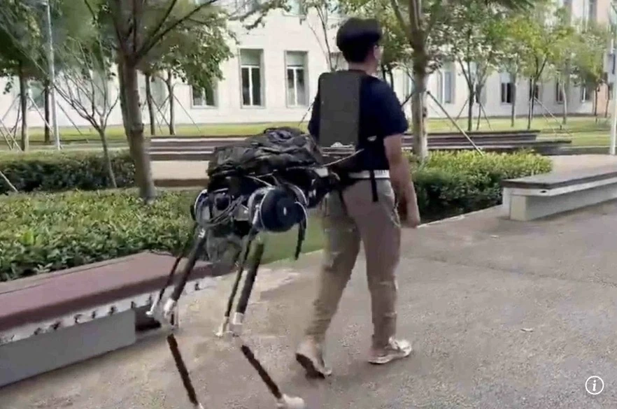 Hệ thống này bao gồm hai chân robot độc lập và một thân robot có thể được gắn vào người dùng thông qua một giao diện đàn hồi linh hoạt, tạo thành một sinh vật nửa người nửa ngựa bốn chân. Ảnh: Tài liệu cung cấp