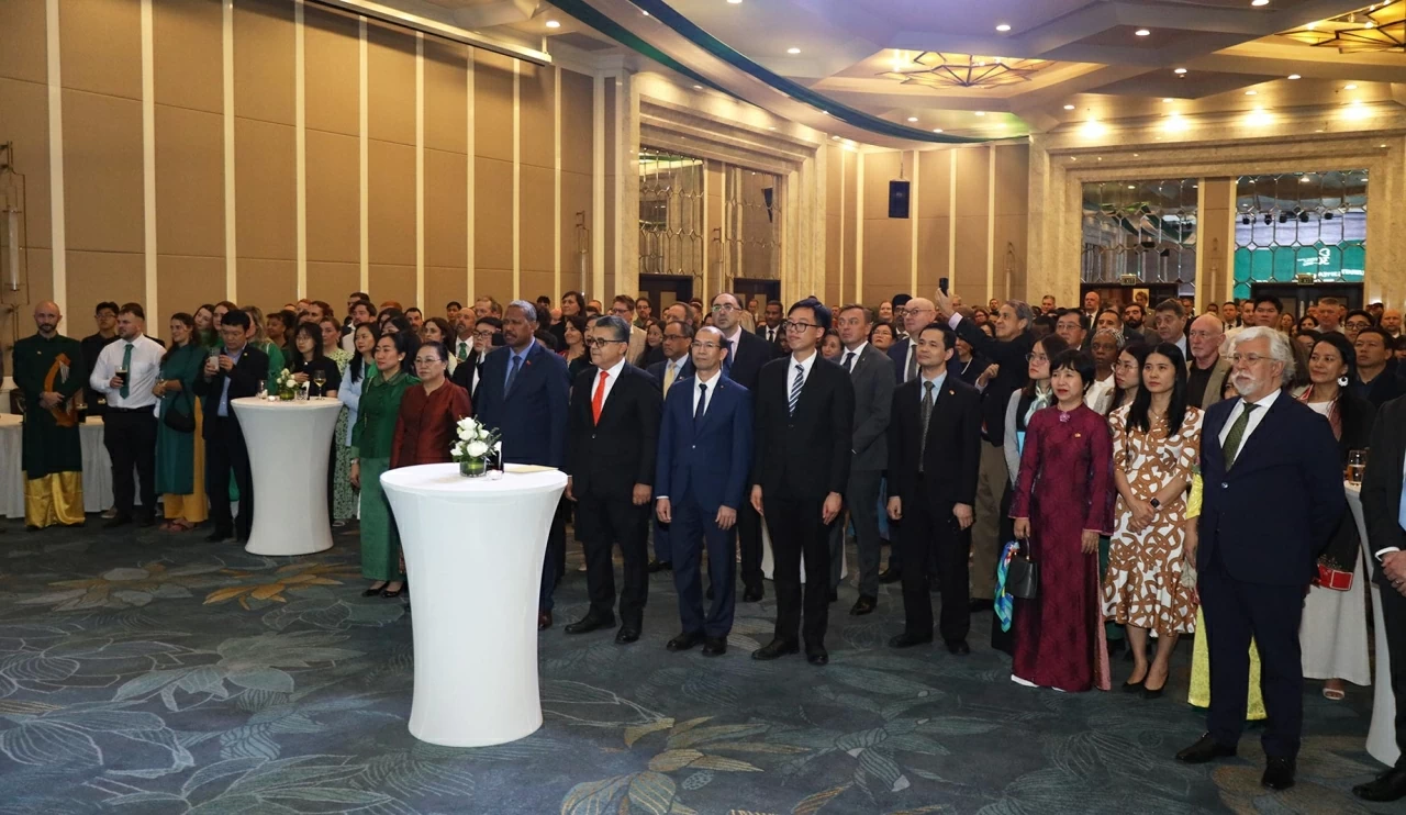 Buổi lễ có sự tham dự của đại diện các bộ, ngành, cơ quan ngoại giao, tổ chức quốc tế và cộng đồng người Ireland tại Việt Nam. (Ảnh: Thành Long) Buổi lễ có sự tham dự của đại diện các bộ, ngành, cơ quan ngoại giao, tổ chức quốc tế và cộng đồng người Ireland tại Việt Nam. (Ảnh: Thành Long)