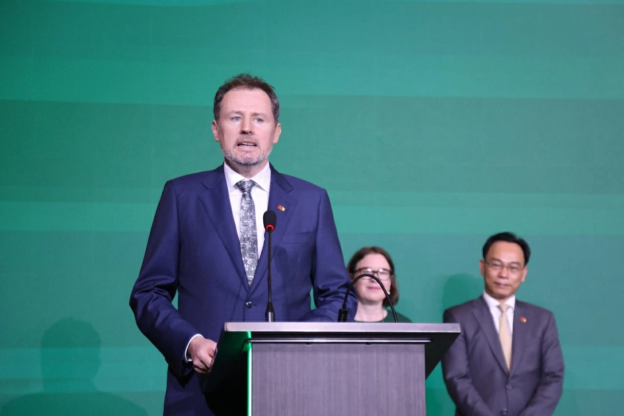 Quốc vụ khanh Bộ Văn hoá, Truyền thông và Thể thao Ireland Charlie McConalogue phát biểu tại buổi lễ. (Ảnh: Thành Long)