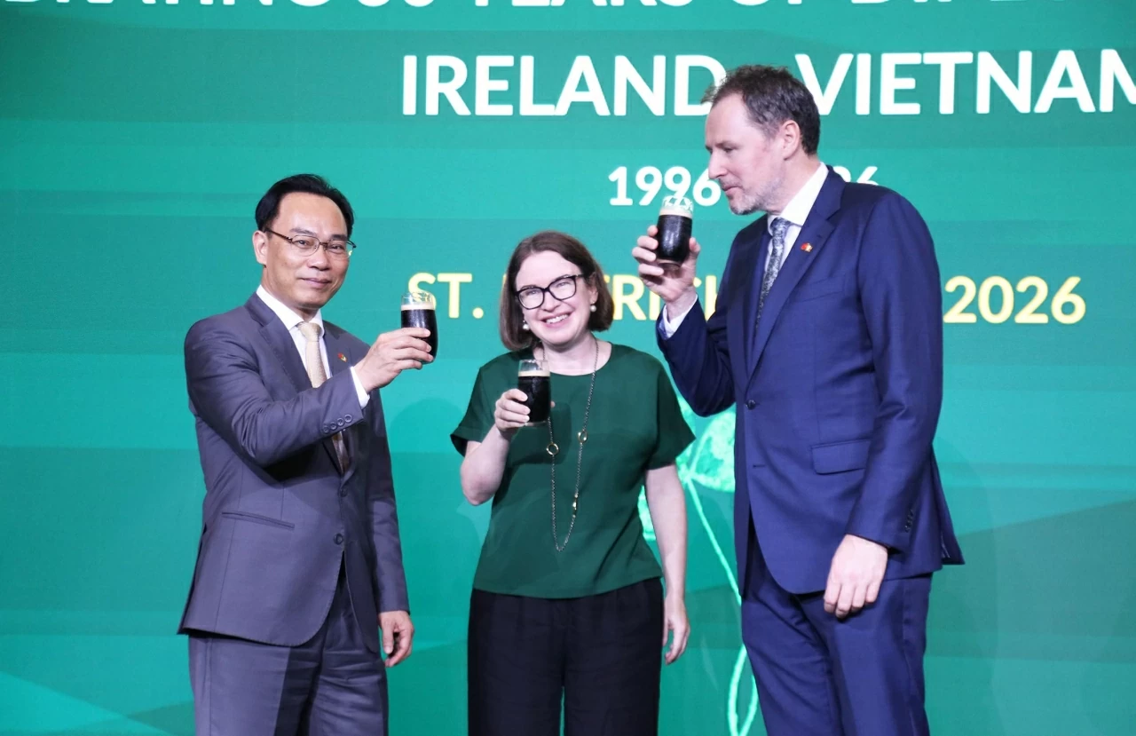 Các đại biểu nâng ly chúc mừng về mối quan hệ tốt đẹp giữa hai nước. (Ảnh: Thành Long)