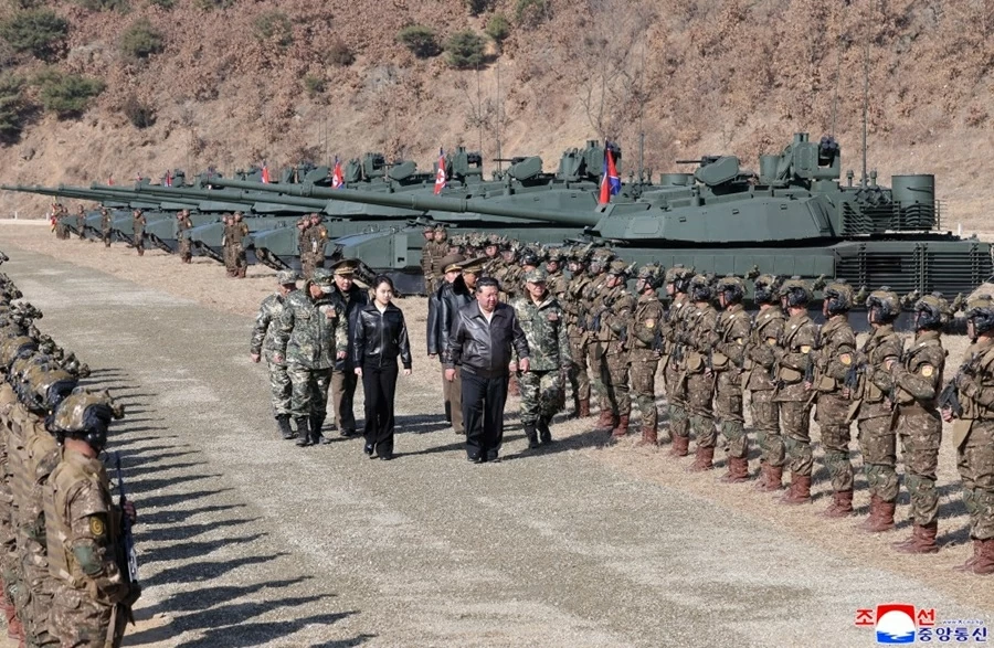 Chủ tịch Triều Tiên Kim Jong Un giám sát cuộc tập trận với phương tiện mới, tuyên bố sắp trang bị quy mô lớn cho quân đội