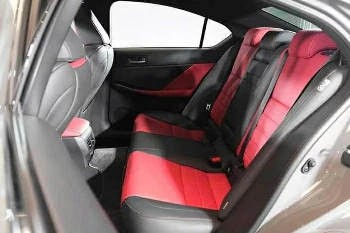 Lexus IS300h 2026 được trang bị gói Lexus Safety System+ 3.0 với các tính năng hỗ trợ quen thuộc.
