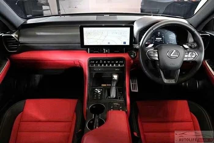 Khoang lái của Lexus IS300h 2026 tiếp tục được hoàn thiện theo hướng tiện nghi hóa.