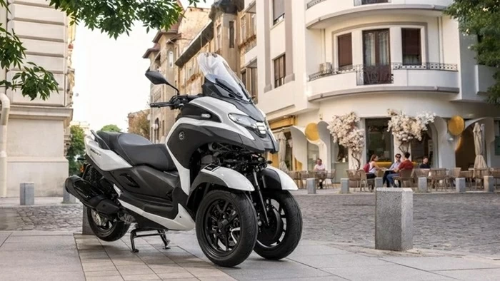 Việc túi khí xuất hiện trên một mẫu xe như Yamaha Tricity 300 2026 cho thấy ranh giới công nghệ giữa ô tô và xe máy đang dần bị xóa nhòa. 