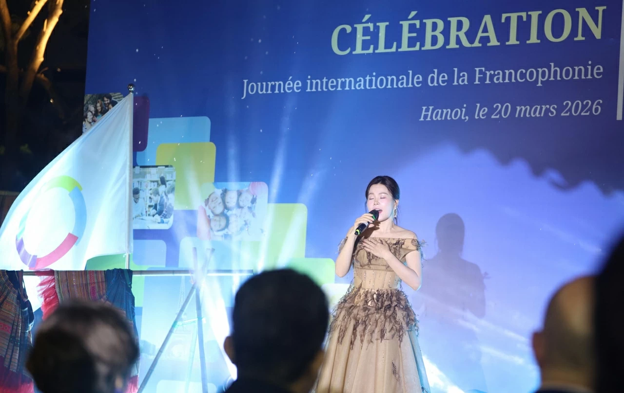 Bài hát “La vie en rose” của nghệ sĩ Edith Piaf – một trong những ca khúc kinh điển của âm nhạc Pháp được biểu diễn tại buổi lễ. (Ảnh: Thành Long)