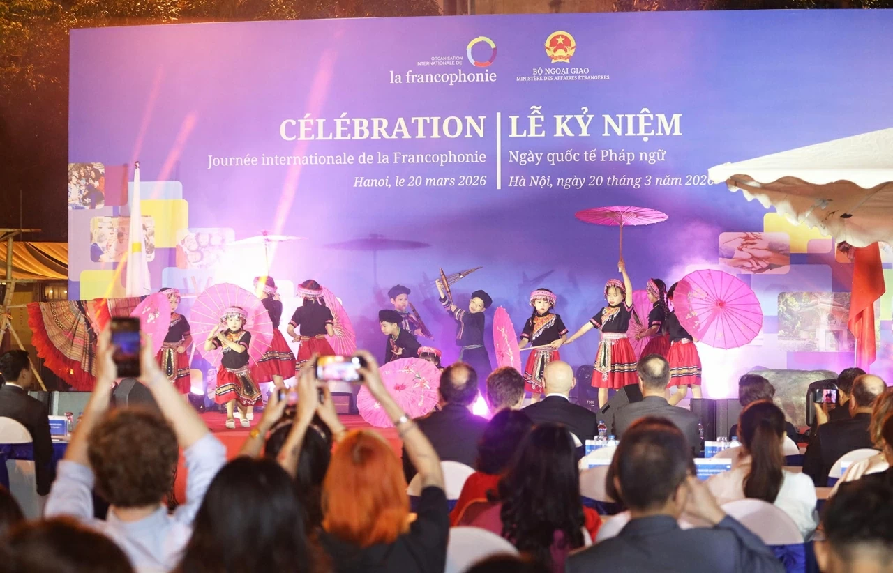 Để tái hiện đặc sắc văn hóa của người H’Mong, các học sinh Trường Tiểu học Đoàn Thị Điểm – một trong những cơ sở hàng đầu của Hà Nội về giảng dạy lớp Song ngữ Tiếng Pháp – đã chuẩn bị một tiết mục múa mang tên « Hương sắc bản Mèo ». 