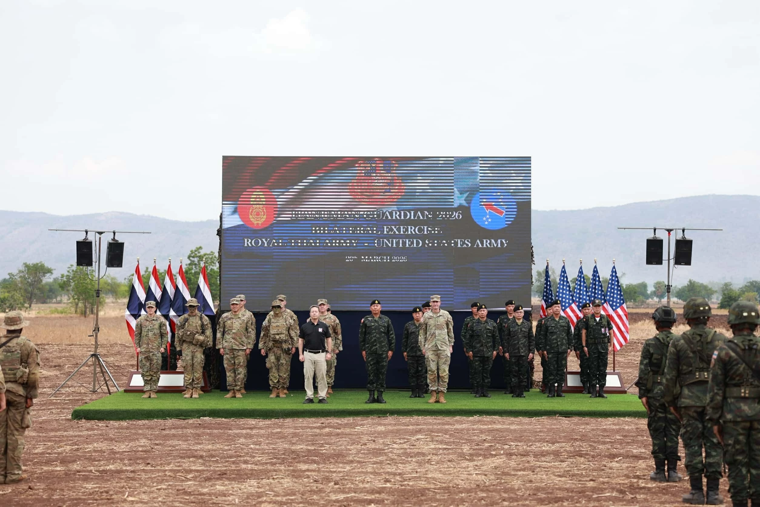 Quân đội Thái Lan tiếp nhận xe bọc thép của Mỹ Quân đội Thái Lan tiếp nhận xe bọc thép của Mỹ