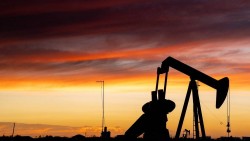 Mỹ tạm nới trừng phạt dầu mỏ Iran, dự kiến đưa 140 triệu thùng ra thị trường toàn cầu, Tehran bác bỏ