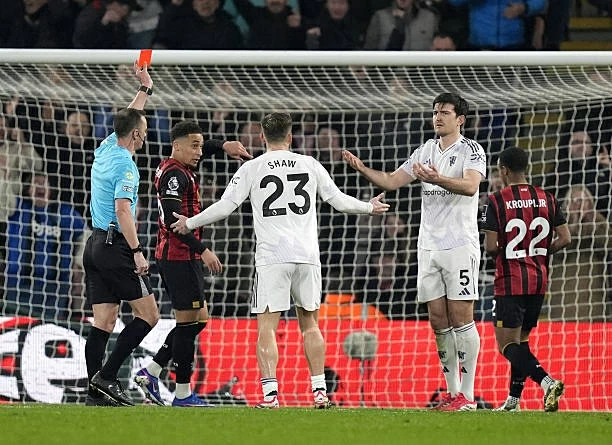 Maguire nhận thr đỏ sau khi nhận hai tin vui liên tiếp