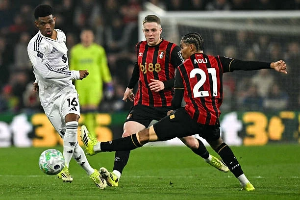 Man Utd mất oan một quả penalty, Fernandes và HLV Carrick bất bình Man Utd mất oan một quả penalty, Fernandes và HLV Carrick bất bình