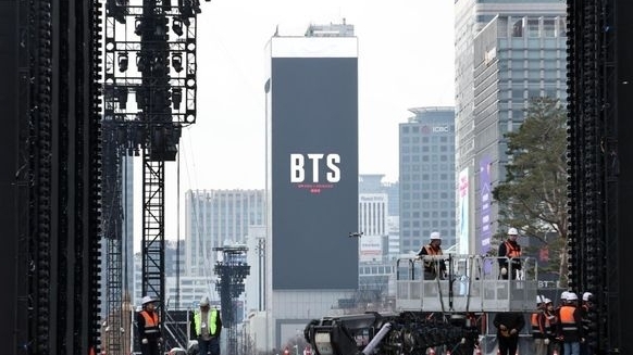 Hàn Quốc: Biển người đổ về xem concert lịch sử của BTS sau xuất ngũ