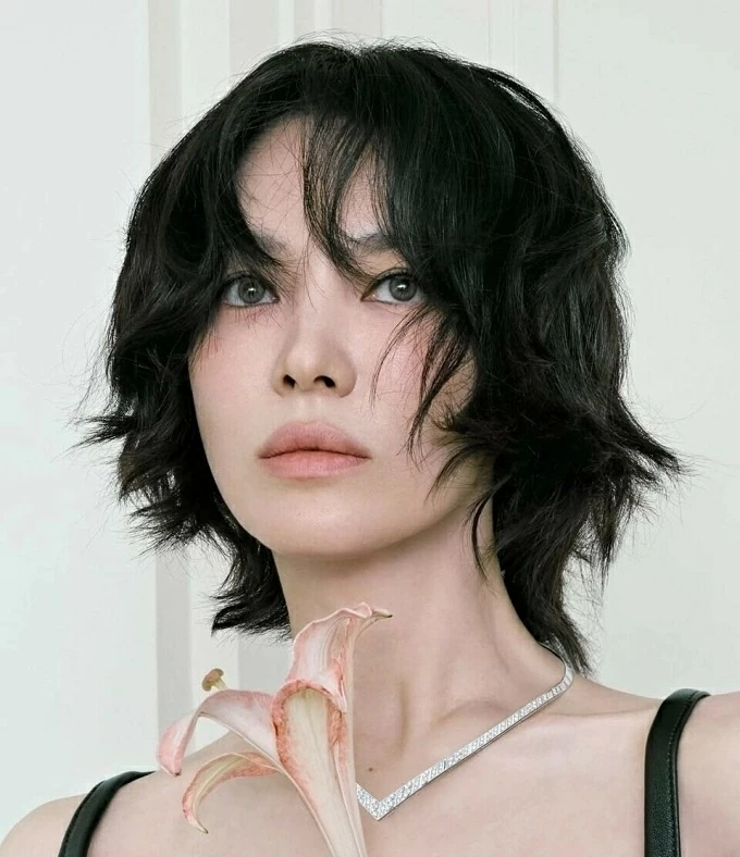 Ngày 20/3, bộ ảnh của diễn viên Song Hye Kyo trên tạp chí Vogue Korea được công bố. Qua ống kính của nhiếp ảnh gia Kim Hee Jun, Song Hye Kyo thoát khỏi hình ảnh thanh lịch quen thuộc và trở nên mạnh mẽ, cá tính.