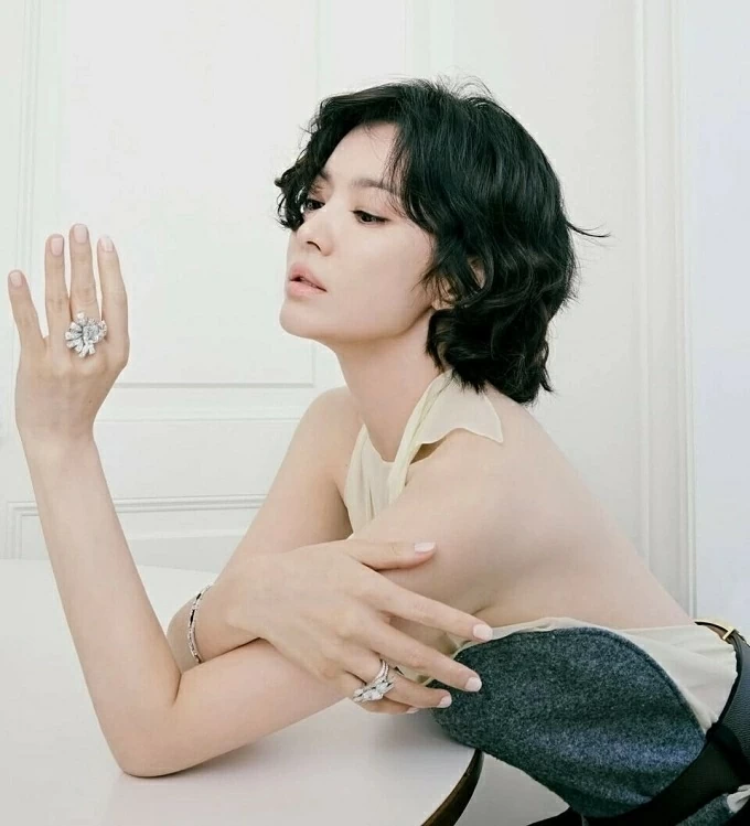 Song Hye Kyo mạnh mẽ, cá tính với tóc ngắn trong bộ ảnh mới