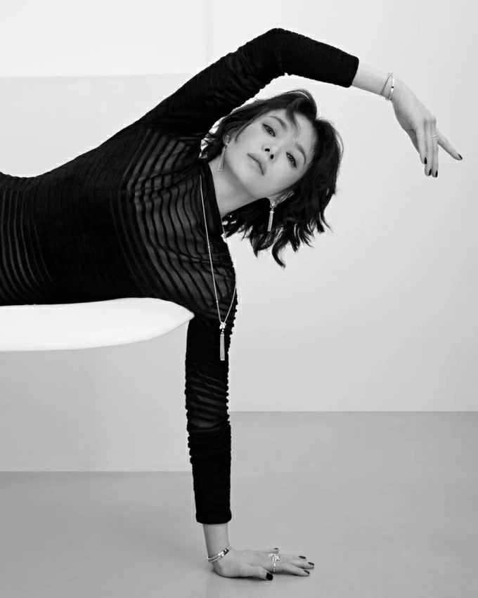 Song Hye Kyo mạnh mẽ, cá tính với tóc ngắn trong bộ ảnh mới