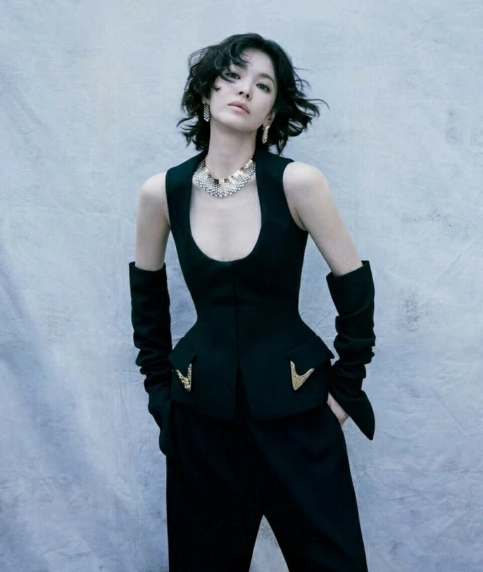 Song Hye Kyo mạnh mẽ, cá tính với tóc ngắn trong bộ ảnh mới Song Hye Kyo mạnh mẽ, cá tính với tóc ngắn trong bộ ảnh mới