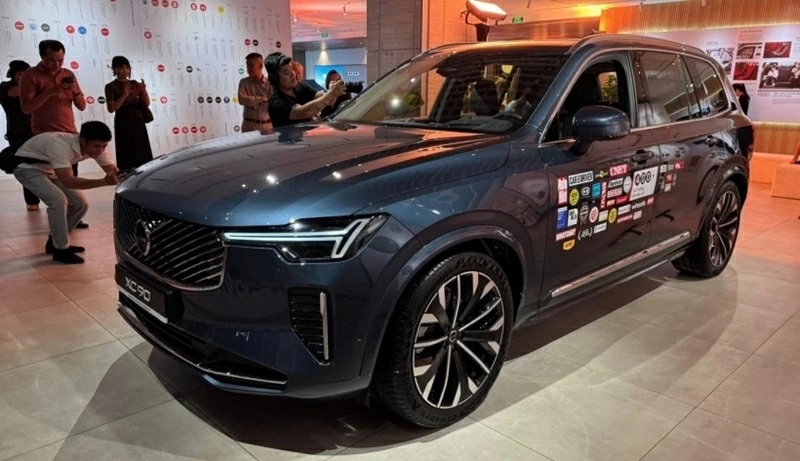 Volvo XC90 2026 mang đến hàng loạt thay đổi đáng chú ý về thiết kế, công nghệ lẫn cấu hình vận hành. Volvo XC90 2026 mang đến hàng loạt thay đổi đáng chú ý về thiết kế, công nghệ lẫn cấu hình vận hành.