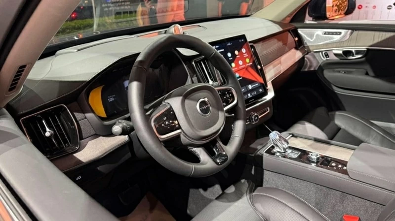 Không gian khoang cabin của Volvo XC90 2026 vẫn giữ triết lý Scandinavian quen thuộc: tối giản, tinh tế và đề cao trải nghiệm người dùng. 