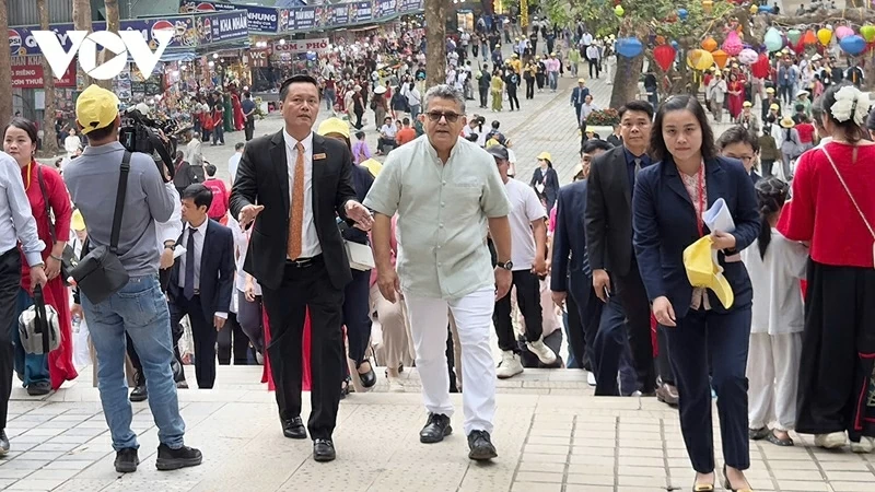 Gần 400 đại biểu và Đại sứ tham gia “Du xuân hữu nghị 2026” tại chùa Hương Gần 400 đại biểu và Đại sứ tham gia “Du xuân hữu nghị 2026” tại chùa Hương