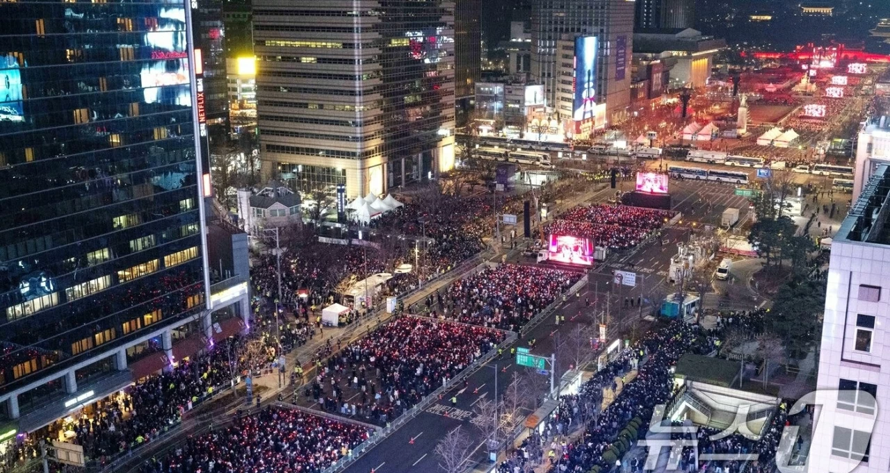 BTS trở lại với concert hoành tráng, thu hút hơn 200.000 khán giả tại Seoul