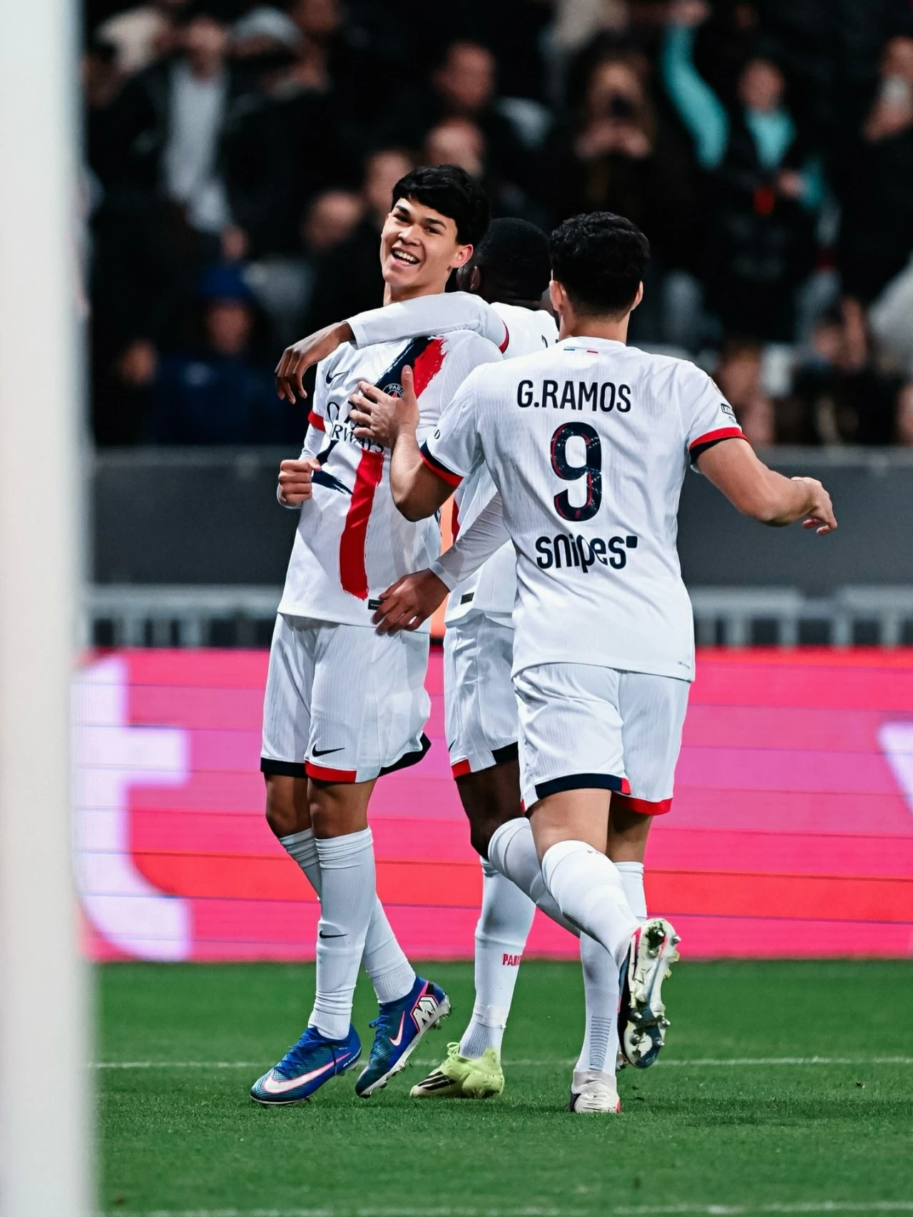 Sao trẻ gốc Philippines đi vào lịch sử, PSG đòi lại ngôi đầu Ligue 1 Sao trẻ gốc Philippines đi vào lịch sử, PSG đòi lại ngôi đầu Ligue 1