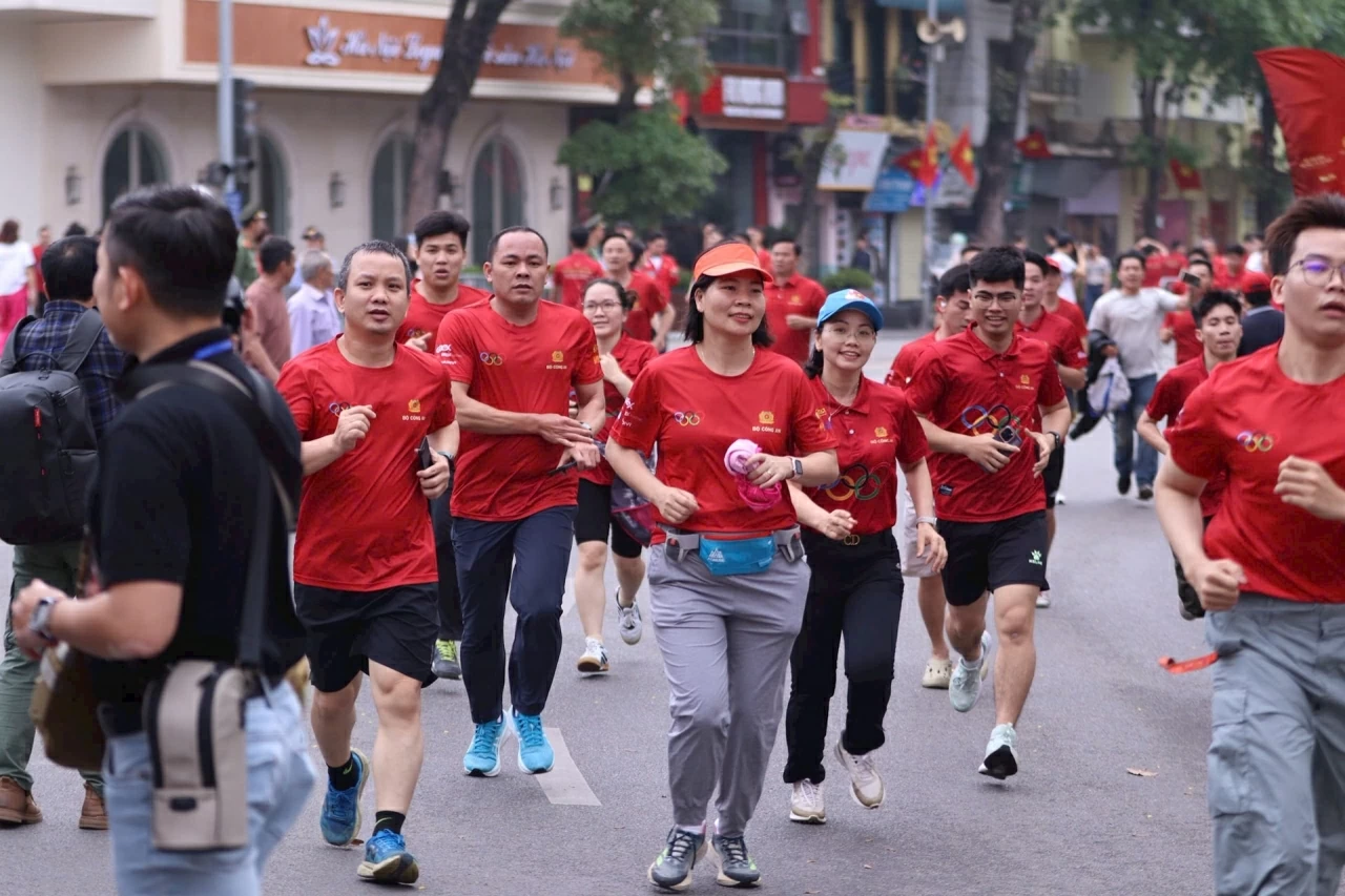 Gần 17.000 người tham gia Ngày chạy Olympic-Vì sức khỏe toàn dân Gần 17.000 người tham gia Ngày chạy Olympic-Vì sức khỏe toàn dân