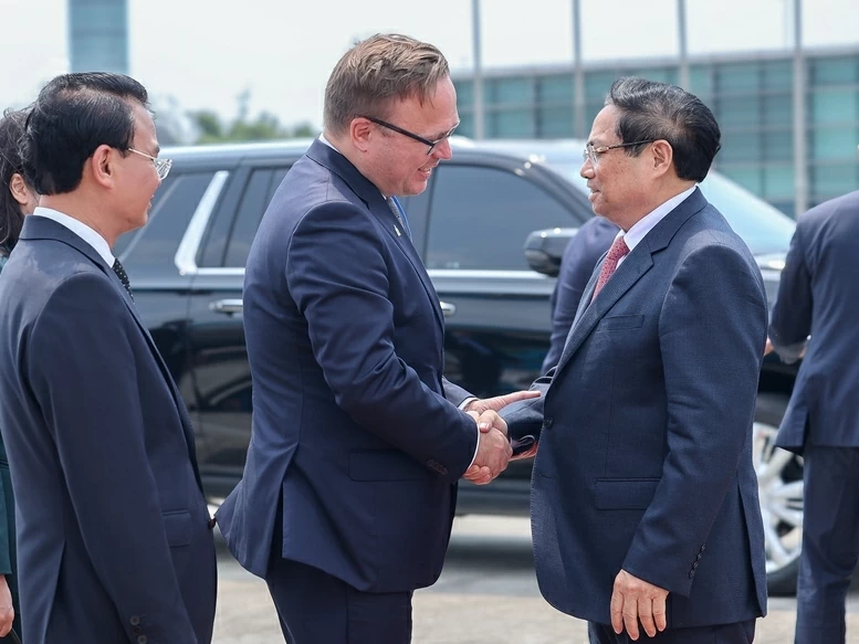 Tham tán Đại sứ quán Nga tại Việt Nam Ivan Nesterov tiễn Thủ tướng tại sân bay Nội Bài - Ảnh: VGP/Nhật Bắc