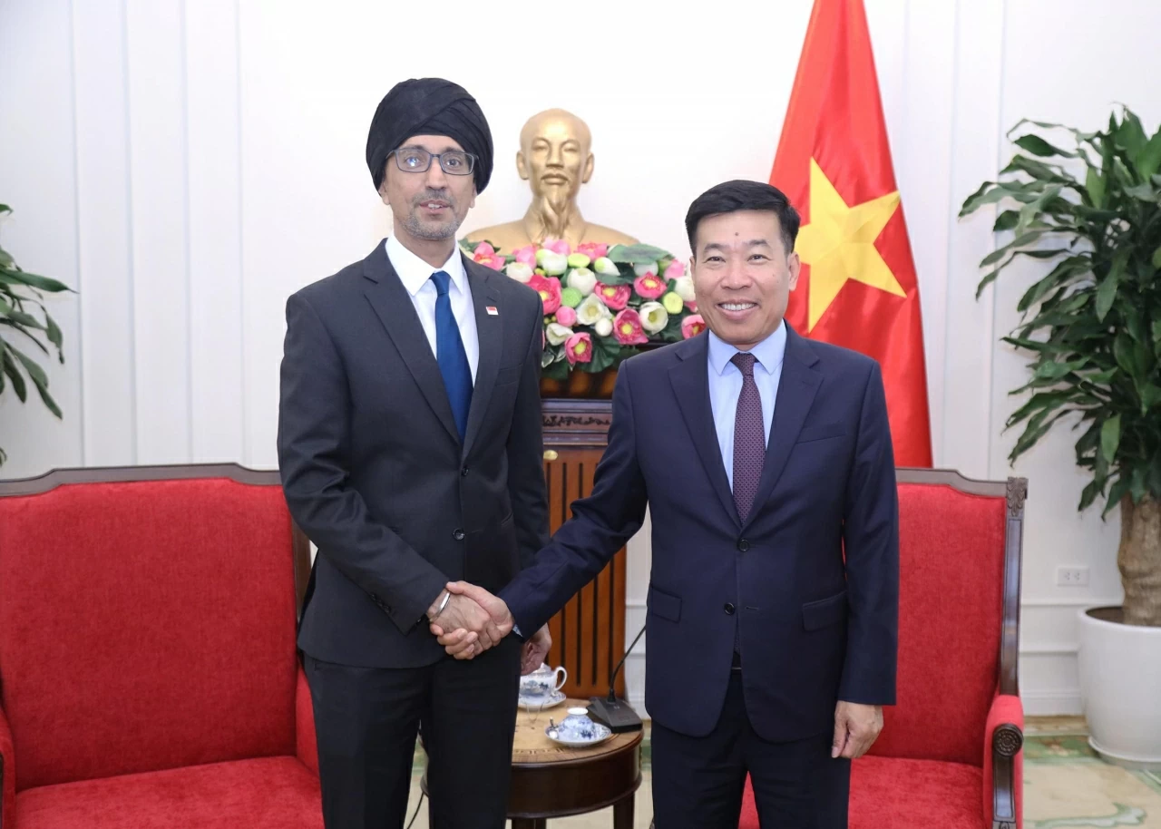 Thứ trưởng Nguyễn Mạnh Cường chúc mừng Đại sứ Rajpal Singh nhận nhiệm vụ tại Việt Nam. (Ảnh: Thành Long)