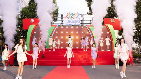 Hoa hậu và thí sinh Miss World Vietnam 2025 lan tỏa năng lượng tại Ngày chạy Olympic
