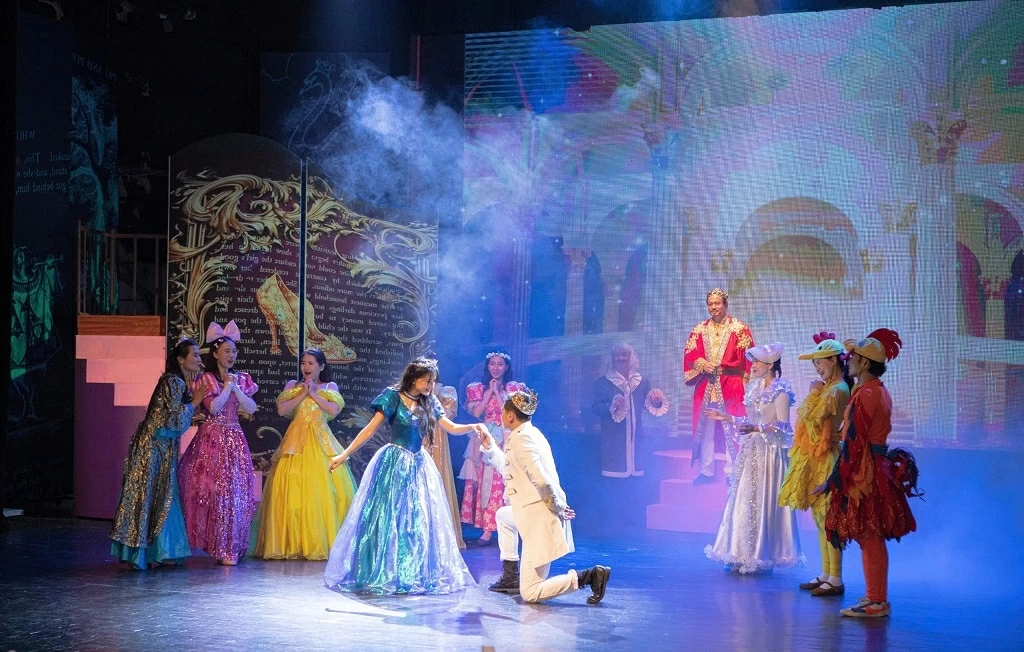 Đưa khán giả sống lại thế giới cổ tích cùng Lọ Lem - Chiếc giày thủy tinh Đưa khán giả sống lại thế giới cổ tích cùng Lọ Lem - Chiếc giày thủy tinh