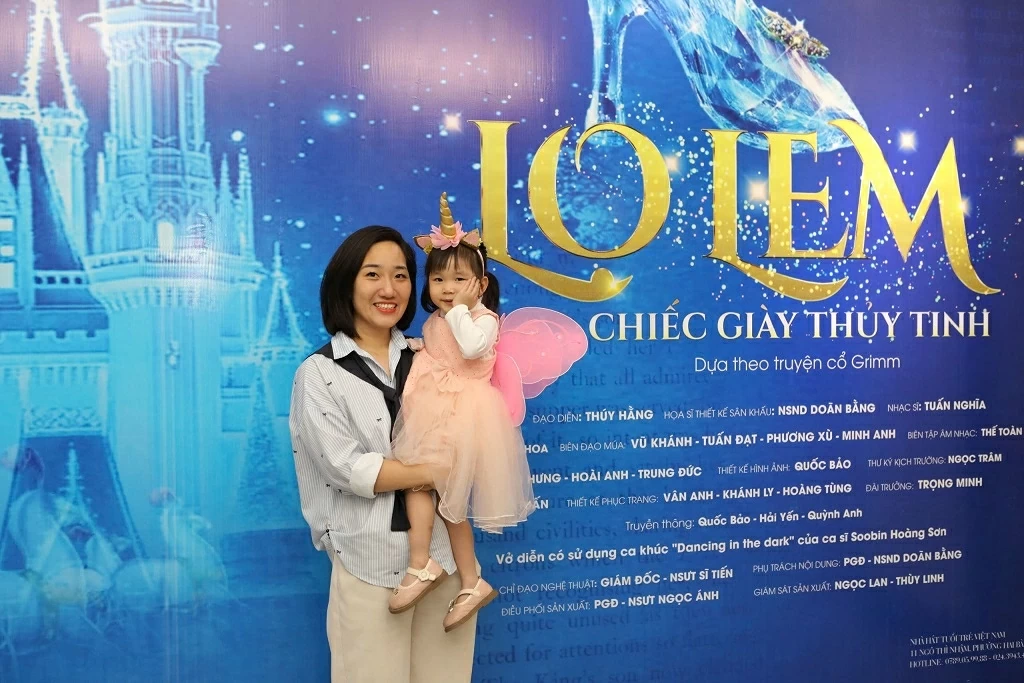 Đưa khán giả sống lại thế giới cổ tích cùng Lọ Lem - Chiếc giày thủy tinh