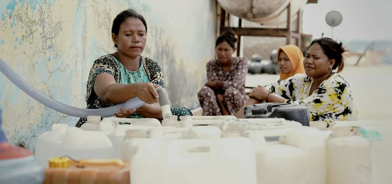 Một doanh nghiệp do phụ nữ lãnh đạo đang cung cấp nước sạch cho người dân làng ở Indonesia đồng thời giảm thiểu rác thải nhựa. Một doanh nghiệp do phụ nữ lãnh đạo đang cung cấp nước sạch cho người dân làng ở Indonesia đồng thời giảm thiểu rác thải nhựa.