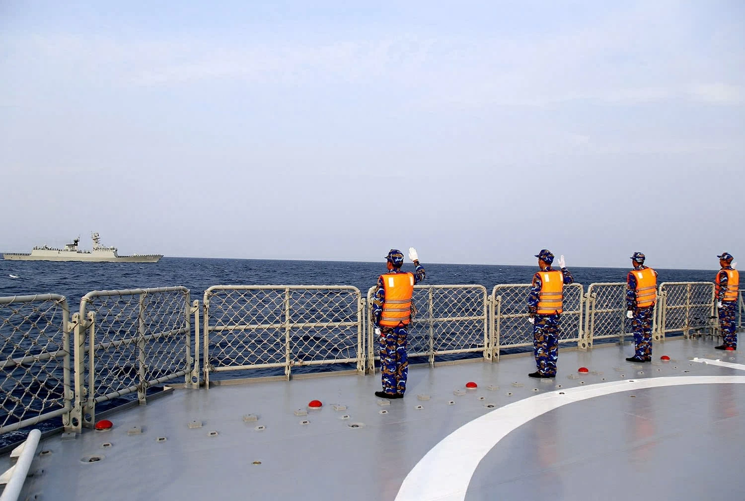 Hải quân Việt Nam–Trung Quốc hoàn thành tuần tra, huấn luyện liên hợp trên vùng biển Vịnh Bắc Bộ Hải quân Việt Nam–Trung Quốc hoàn thành tuần tra, huấn luyện liên hợp trên vùng biển Vịnh Bắc Bộ