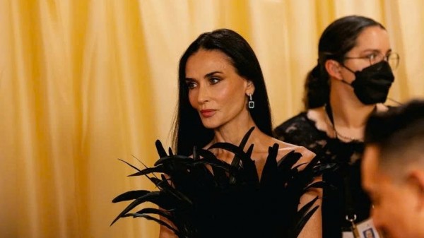 Xu hướng lông vũ 'lên ngôi' tại Oscar, thảm đỏ phủ kín những thiết kế ấn tượng