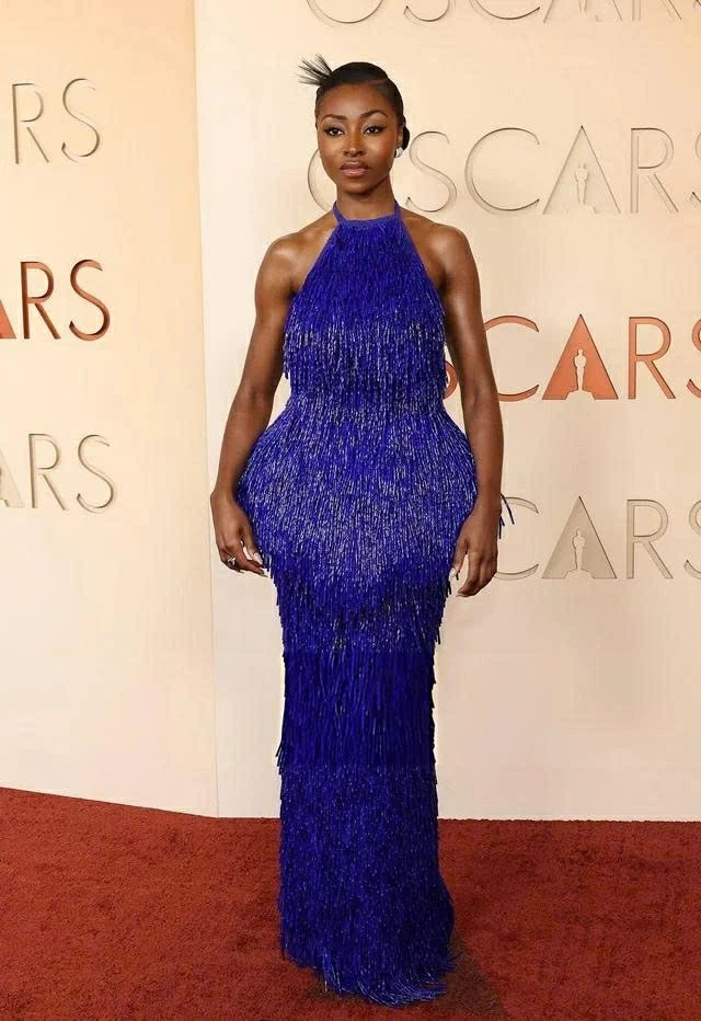 Xu hướng lông vũ lên ngôi tại Oscar, thảm đỏ phủ kín những thiết kế ấn tượng