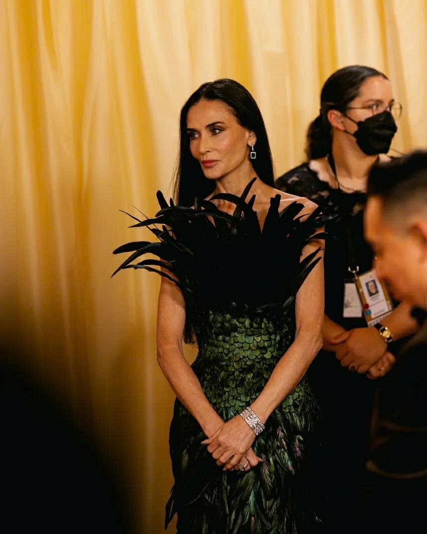 Xu hướng lông vũ lên ngôi tại Oscar, thảm đỏ phủ kín những thiết kế ấn tượng